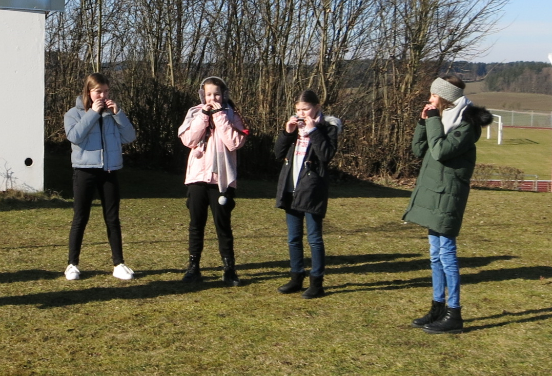 Chorklasse spielt Mundharmonika