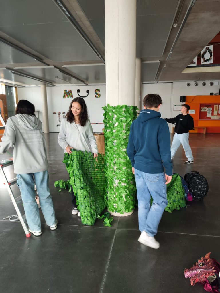 Dschungelzauber in der Staatlichen Realschule: Aula wird grün für kommendes Musical