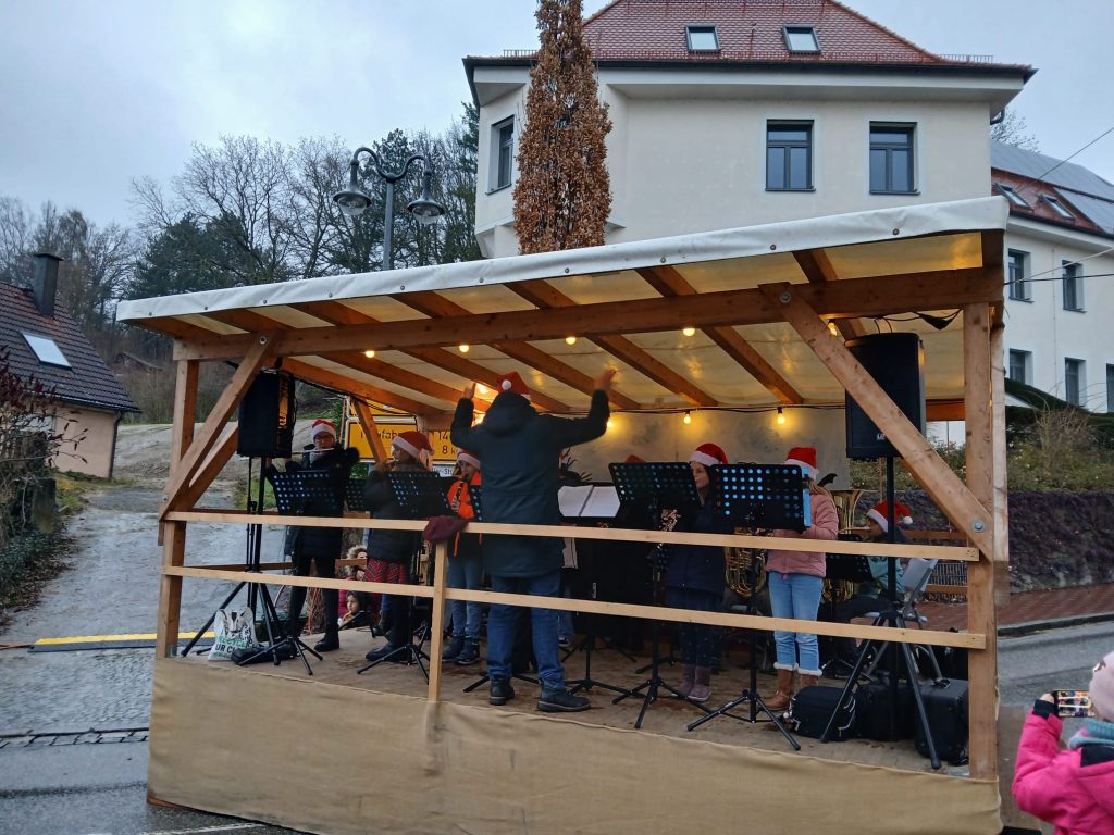 Auftritt der Bläserklasse auf Rottenburger Christkindlmarkt